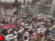 Tin tức - "Biển người" không đeo khẩu trang đưa tang giáo sĩ Ấn Độ giữa lúc dịch COVID-19 hoành hành