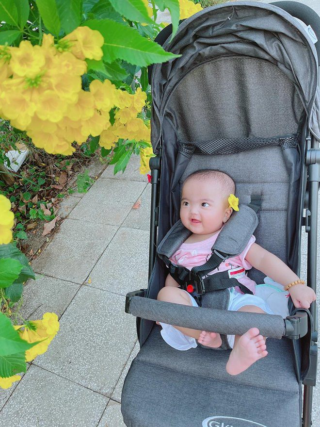 Sao Việt 24h: amp;#34;Cô Hai bún đậuamp;#34; nhà Mạc Văn Khoa khó cười, chỉ tươi rói khi nhìn thấy hoa - 1