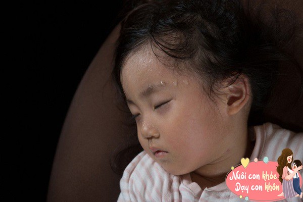 Trẻ đổ mồ hôi trộm khi ngủ, không phải do thiếu canxi, mẹ làm 3 điều này để bảo vệ - 3