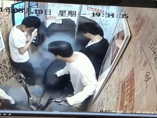 Clip Eva - Clip: Xe đạp điện phát nổ trong thang máy, 5 người bị thương