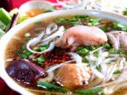 Xem ăn chơi - Quán bún Huế giữa lòng Sài Gòn bán 1.000 tô mỗi ngày, muốn ăn phải xếp hàng chờ đợi