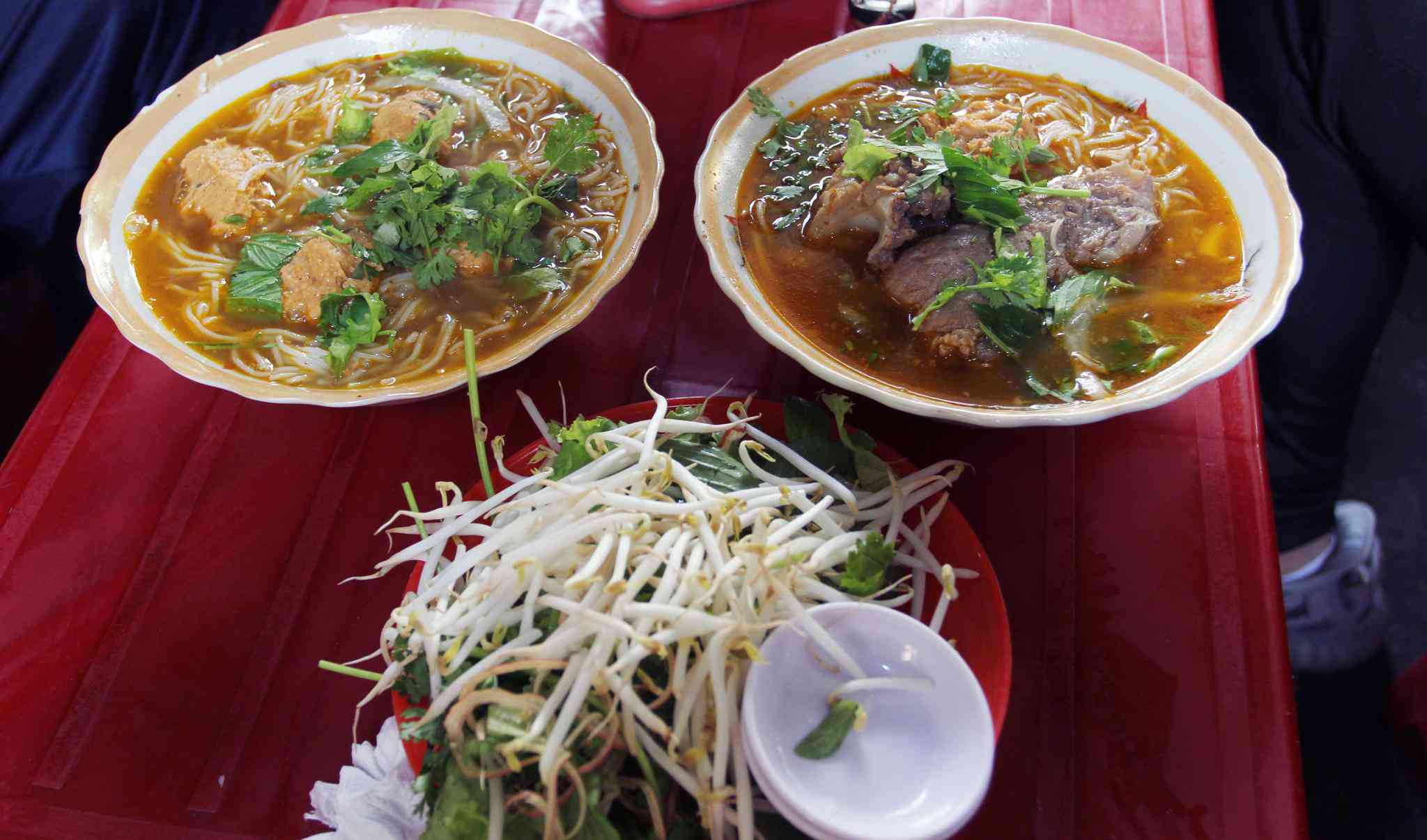 Quán bún Huế giữa lòng Sài Gòn bán 1.000 tô mỗi ngày, muốn ăn phải xếp hàng chờ đợi - 1