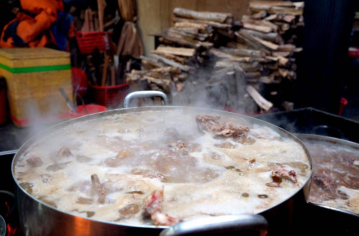 Quán bún Huế giữa lòng Sài Gòn bán 1.000 tô mỗi ngày, muốn ăn phải xếp hàng chờ đợi - 4