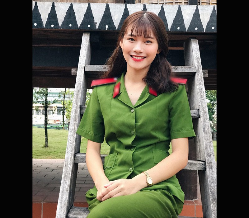 Theo đó, cô nàng xinh đẹp trong bộ đồng phục này chính là Hoàng Hà Trang, nữ sinh 9X của Học viện Cảnh sát mà bao người ngưỡng mộ.
