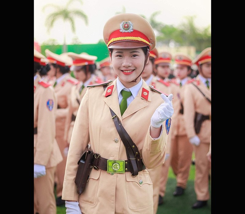 Hình ảnh xuất hiện trong bộ đồng phục công an giao thông là hot nhất, Hà Trang cũng từ đó nổi danh trên mạng xã hội với danh xưng "nữ công an giao thông" đẹp tựa mỹ nhân.
