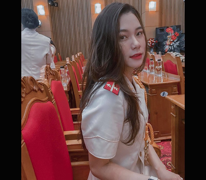 Cận cảnh vẻ đẹp của Hà Trang khi cô khoác lên mình bộ đồng phục trong một tiết học tại trường.
