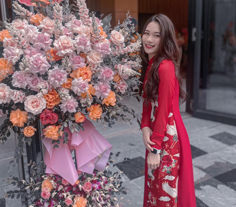 Ngoài đồng phục thì cô nàng hot girl xứ Nghệ cũng tỏa sáng khi khoác lên mình tà áo dài truyền thống với sắc màu đỏ rực rỡ.
