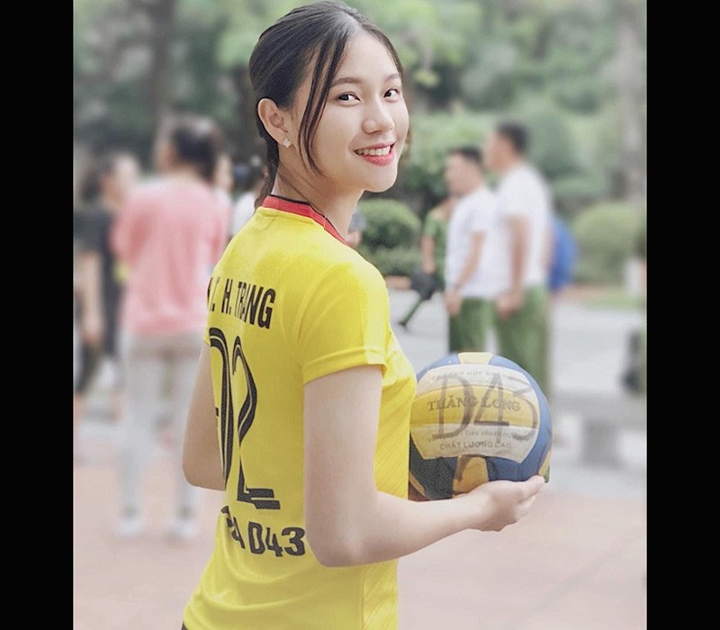 Cá tính và mạnh mẽ với trang phục thể thao trong giờ chơi bóng chuyền, vóc dáng cân đối giúp cô nàng cân mọi loại trang phục. 
