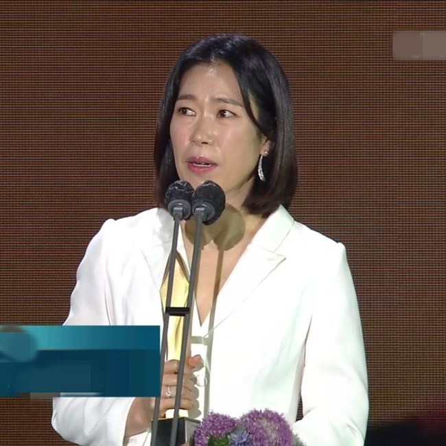 amp;#34;Nữ hoàng gợi cảm nhất Hàn Quốcamp;#34; lộng lẫy dự lễ trao giải, túi xách lại có thứ amp;#34;ngã ngửaamp;#34; - 8
