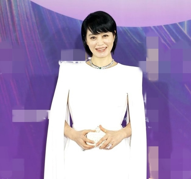amp;#34;Nữ hoàng gợi cảm nhất Hàn Quốcamp;#34; lộng lẫy dự lễ trao giải, túi xách lại có thứ amp;#34;ngã ngửaamp;#34; - 2