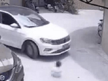  Bé gái ngồi giữa đường bị xe tông suýt chết, sự tình xảy ra trước đó khiến người người phẫn nộ 