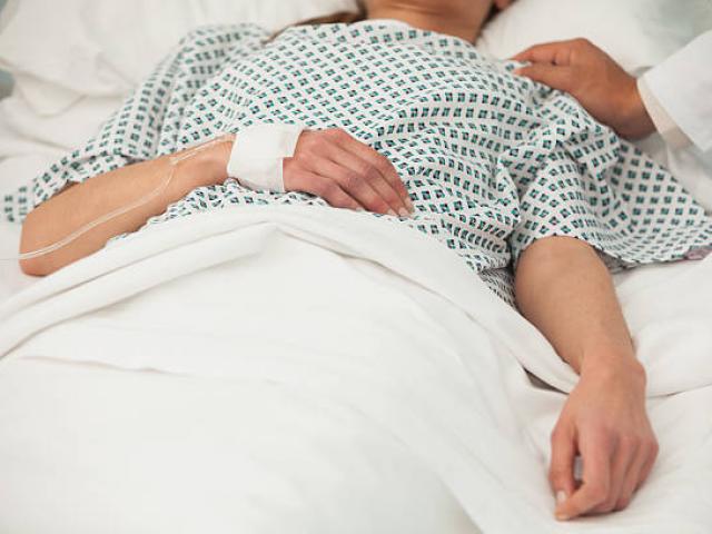Người phụ nữ liệt giường nhiều năm bỗng rên lên rồi sinh con, sự thật khiến tất cả phẫn nộ