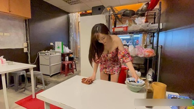 Ăn mì xong lại tiện thể dọn hộ chủ quán, cô gái gây chú ý bởi vòng một amp;#34;bức thởamp;#34; - 1