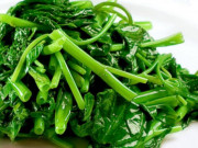 Bếp Eva - Xào rau muống đừng cho ngay vào chảo, thêm 2 bước này rau muống giòn ngon, không thâm đen
