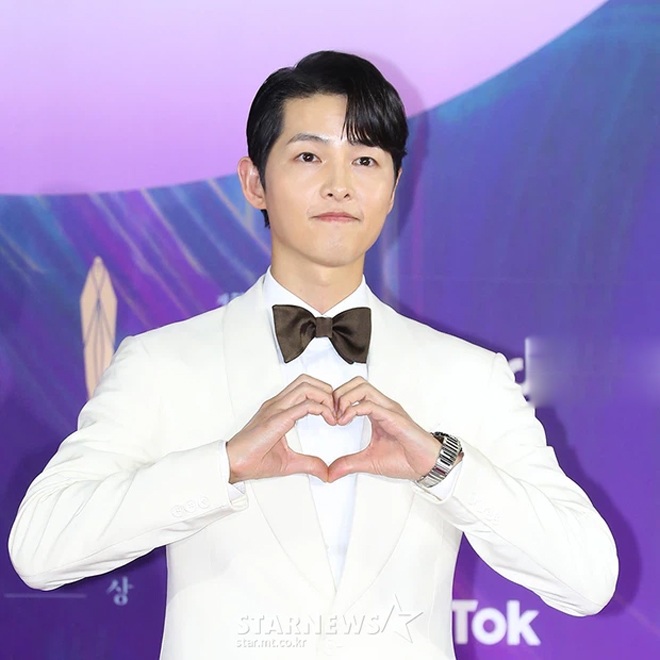 Ngôi sao 24/7: Cháu trai cổ vũ Song Joong Ki giành giải nhưng bỏ quên chú, quan tâm người khác - 1
