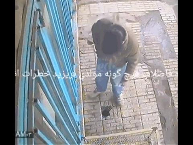 Clip Eva - Clip: Ném thuốc lá vào cống, nam thanh niên nhận cái kết kinh hoàng