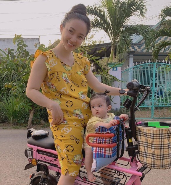 Cô gái bán hoa lấy Lê Dương Bảo Lâm, ở nhà 7 tỷ, mặc áo 30 nghìn tiện chăm con - 5