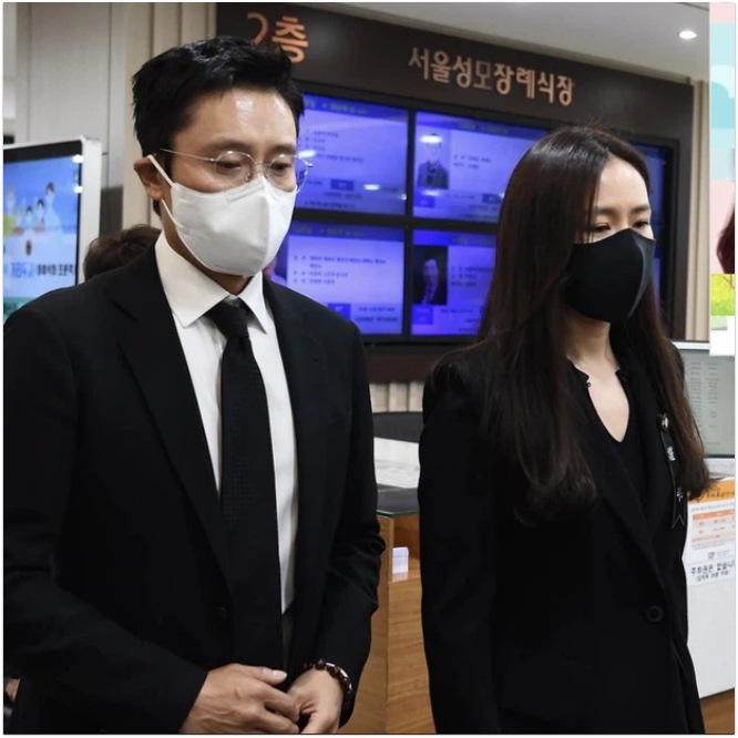 Đám tang chủ tịch đáng kính Kbiz: Lee Byung Hun xúc động đọc điếu văn, Son Ye Jin khóc - 2