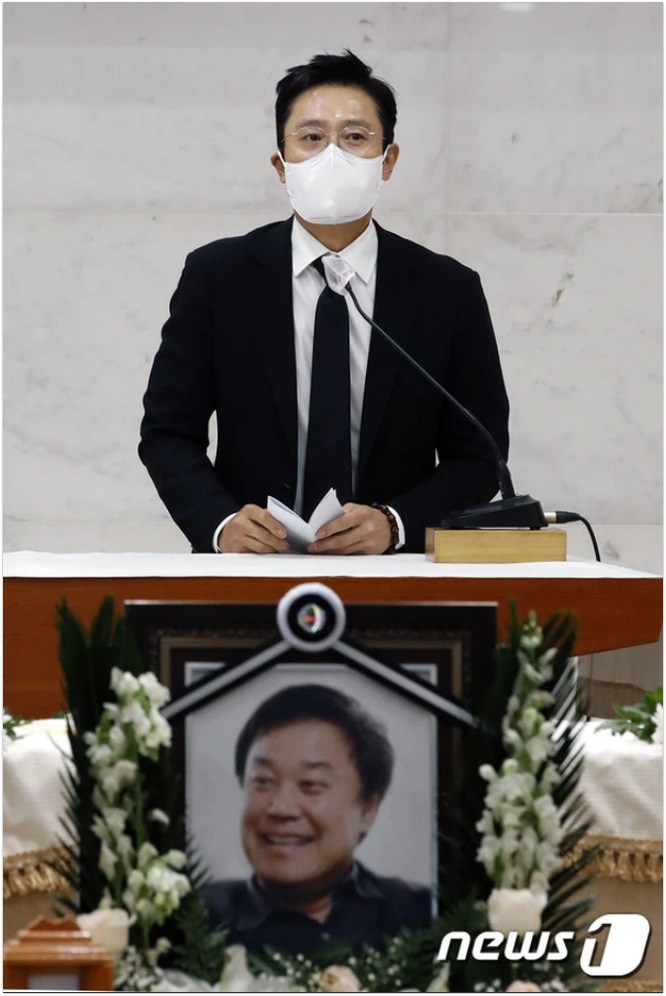 Đám tang chủ tịch đáng kính Kbiz: Lee Byung Hun xúc động đọc điếu văn, Son Ye Jin khóc - 3