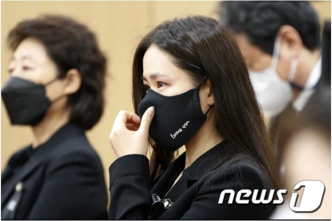 Đám tang chủ tịch đáng kính Kbiz: Lee Byung Hun xúc động đọc điếu văn, Son Ye Jin khóc - 5