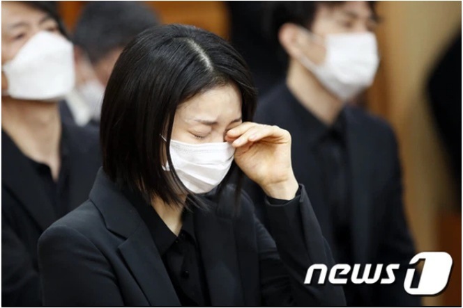 Đám tang chủ tịch đáng kính Kbiz: Lee Byung Hun xúc động đọc điếu văn, Son Ye Jin khóc - 8