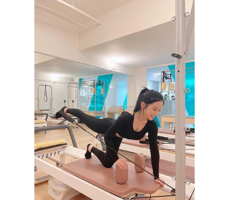 Ngoài ra, Tsai Jui-hsueh còn tập thêm Pilates. Đây là bộ môn giúp đốt cháy mỡ thừa vô cùng hiệu quả, đặc biệt còn phù hợp với thể lực của phái đẹp.
