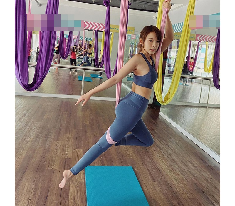 Ngoài ra, trong những dịp rảnh rỗi, nàng hot girl còn dành thêm thời gian để tham gia vào lớp học yoga bay. Đây là bộ môn vô cùng thú vị giúp cô nàng giải toả căng thẳng, tăng cường độ dẻo dai cho cơ thể và duy trì thân hình cân đối.
