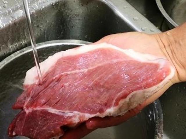 Rửa thịt với nước rất khó sạch, làm theo cách này, bao nhiêu thứ bẩn trôi ra hết