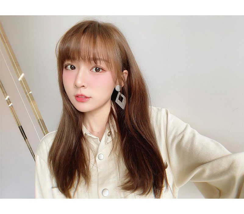 Trong khi tại Nhật Bản, Yua Mikami được coi là biểu tượng nhan sắc khó ai sánh bằng thì mới đây, dân tình đã tìm ra được một “Yua Mikami phiên bản Đài Loan” với vẻ ngoài long lanh chẳng kém phần. Người đẹp này có tên Linsa Lisa.
