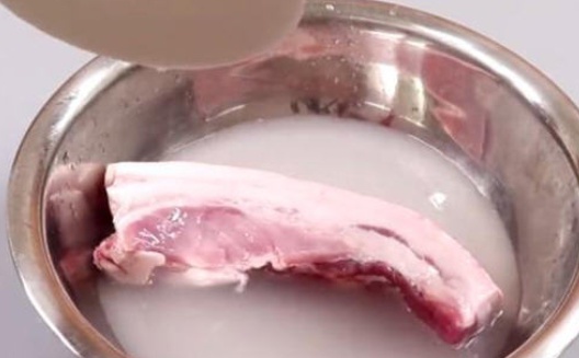 Rửa thịt với nước rất khó sạch, làm theo cách này, bao nhiêu thứ bẩn trôi ra hết - 1
