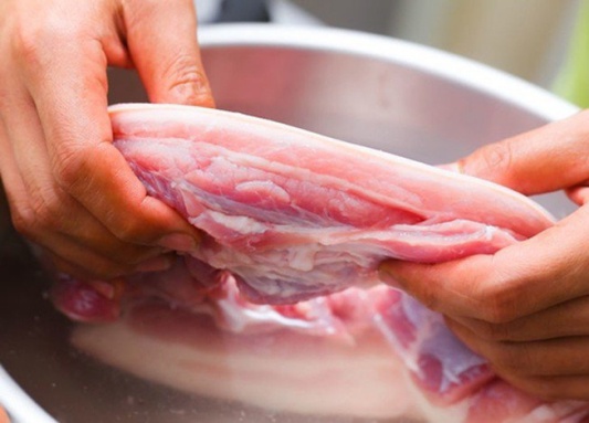 Rửa thịt với nước rất khó sạch, làm theo cách này, bao nhiêu thứ bẩn trôi ra hết - 3