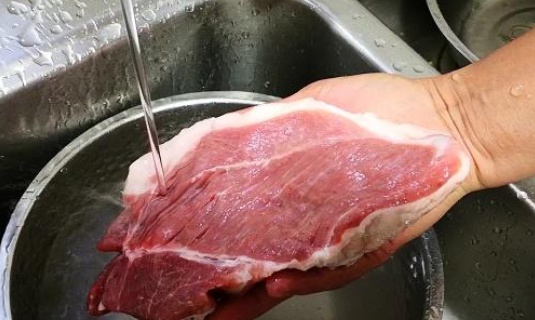 Rửa thịt với nước rất khó sạch, làm theo cách này, bao nhiêu thứ bẩn trôi ra hết - 4