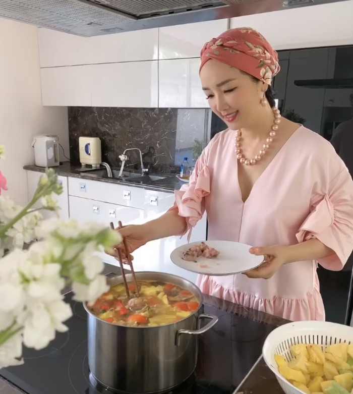 Sao vào bếp: Hoa hậu Đền Hùng nấu bún cá đãi khách, khẳng định ở nhà không lo thất nghiệp - 4