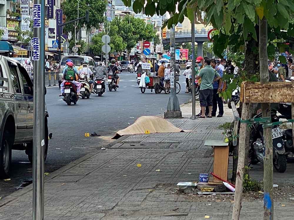 Tin tức 24h: Tài xế GrabBike bị đâm tử.vong trước cổng CSDL y tế, nhân chứng nói gì? - 1