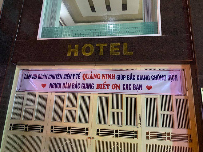 Bất ngờ thấy tấm băng rôn trước cửa khách sạn, cô gái chống dịch COVID-19 rưng rưng xúc động - 1