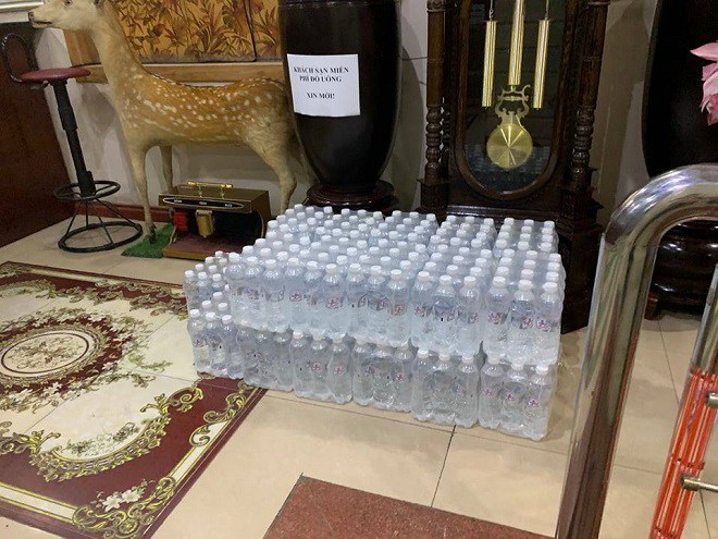 Bất ngờ thấy tấm băng rôn trước cửa khách sạn, cô gái chống dịch COVID-19 rưng rưng xúc động - 2