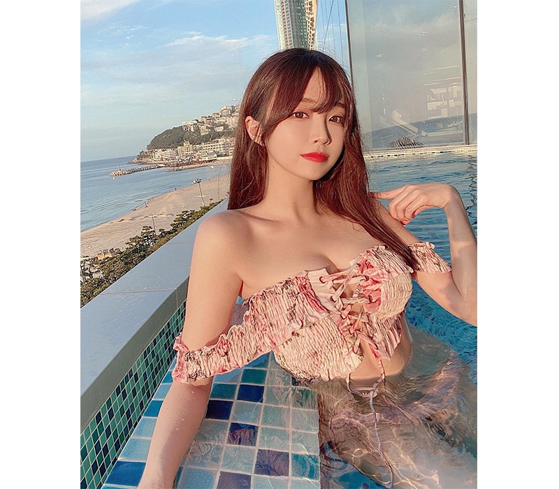 Coco có tên thật là Kim Ah Young, là một hot girl, streamer xinh đẹp được giới trẻ Hàn vô cùng yêu thích.
