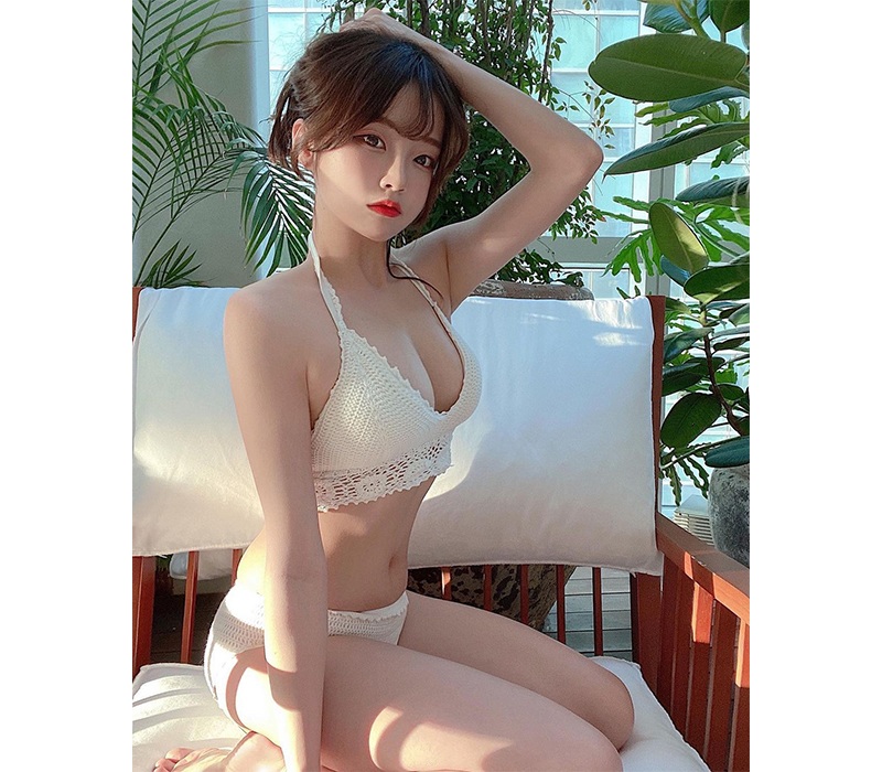 Có thể thấy, Coco luôn rất tự tin trong việc khoe dáng sexy trước ống kính. Điều này thể hiện rõ qua gương mặt cũng như cách “pose” dáng khéo léo của cô nàng trong mỗi bức hình.
