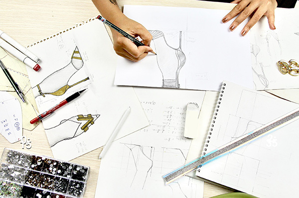 Ý nghĩa đằng sau 3 mẫu giày được thiết kế riêng cho Khánh Vân tại Miss Universe 2020 - 2