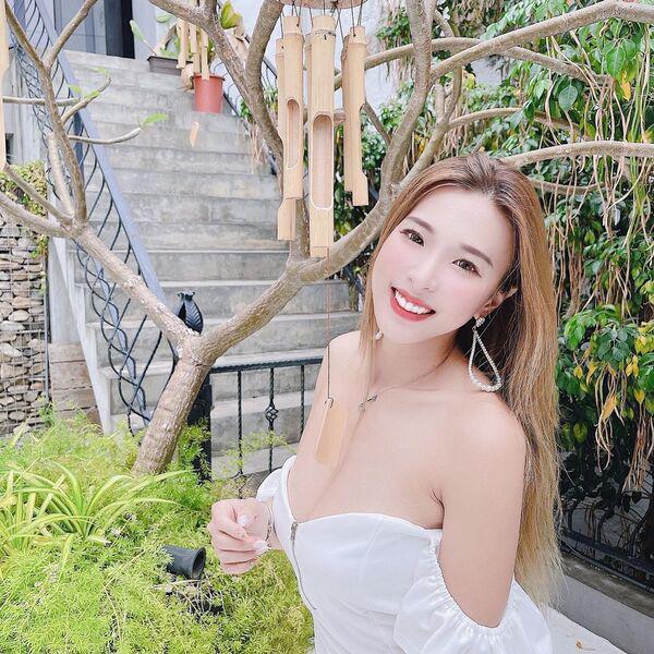 Diện quần ngắn tới nỗi chẳng che nổi vòng 3, hot girl vẫn vô tư tạo dáng trước ống kính - 1