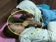 Làm mẹ - Một mình trông em khi cả nhà đi vắng, anh trai giả làm bà, pha sữa nịnh em cực yêu