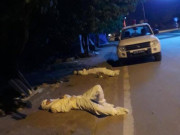 Tin tức - Xót xa hình ảnh 2 cán bộ y tế mặc đồ bảo hộ nằm vật bên đường vì quá mệt