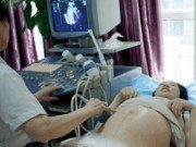 Bà bầu - Đang nằm siêu âm bác sĩ nói một câu, mẹ bầu bật thẳng dậy, hỏi đi hỏi lại kết quả