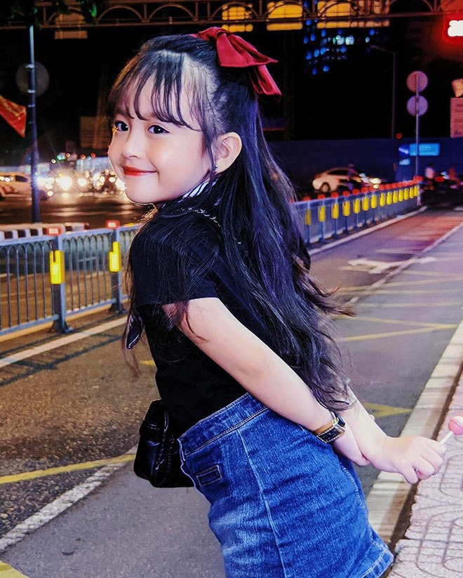 Con gái mẹ đơn thân bán ốc ở Nha Trang 7 tuổi được sao Việt ngỏ lời vì quá xinh - 12
