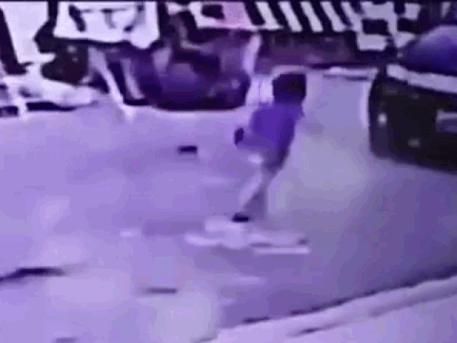 Clip Eva - Clip: Bị mẹ lái xe cán trúng, bé trai 2 tuổi thoát chết khó tin