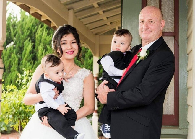 Cô gái Việt bầu đôi phải ngồi xe lăn, chồng Úc biết tin bỏ hết việc bay sang chăm sóc - 1