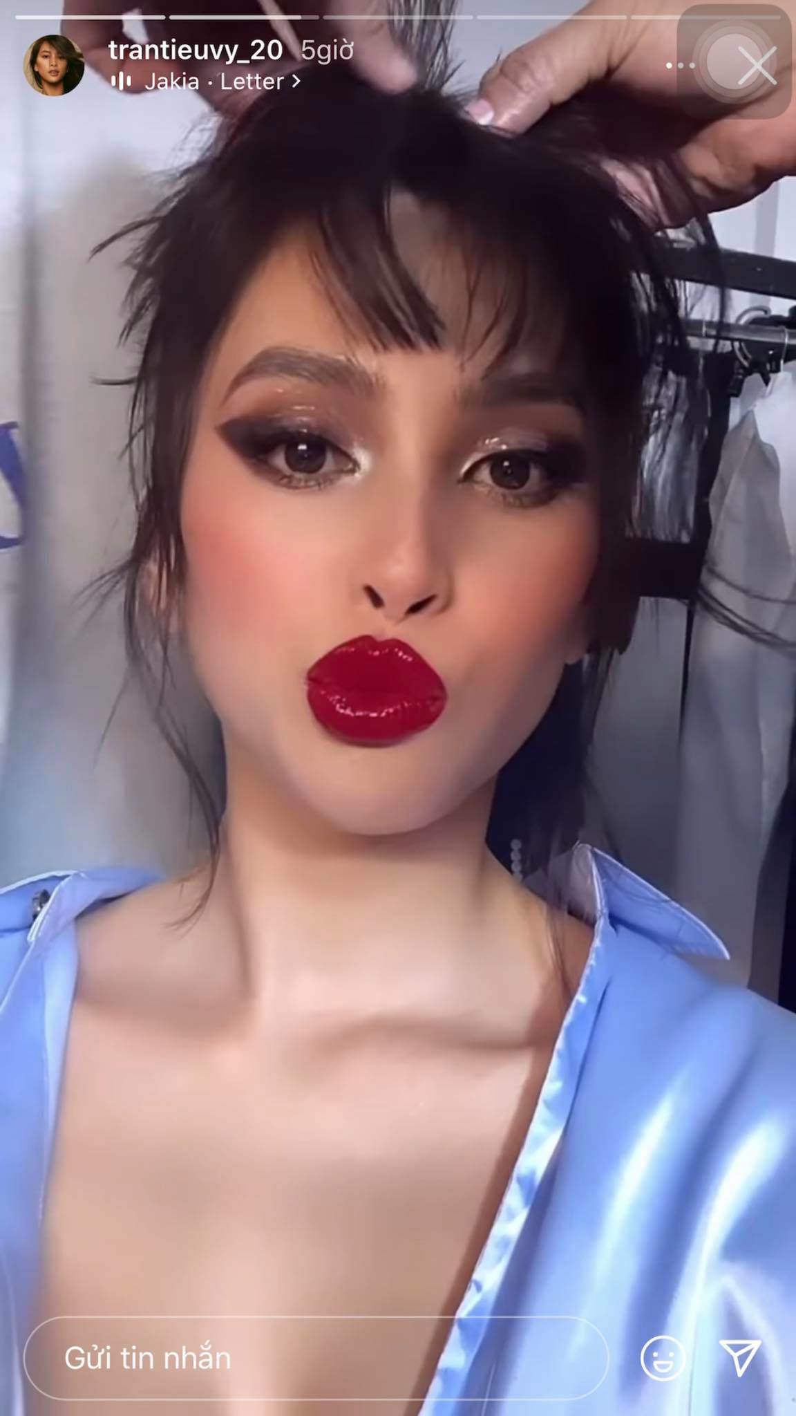 Khi cả showbiz tô son lòng nhẹ nhàng, Tiểu Vy lại amp;#34;hùamp;#34; người nhìn với son đỏ tràn viền - 1