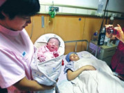 Bà bầu - Vào phòng đẻ, mẹ nhắn nhủ bác sĩ "hãy cứu tôi trước tiên": Nhiều người nói ích kỉ