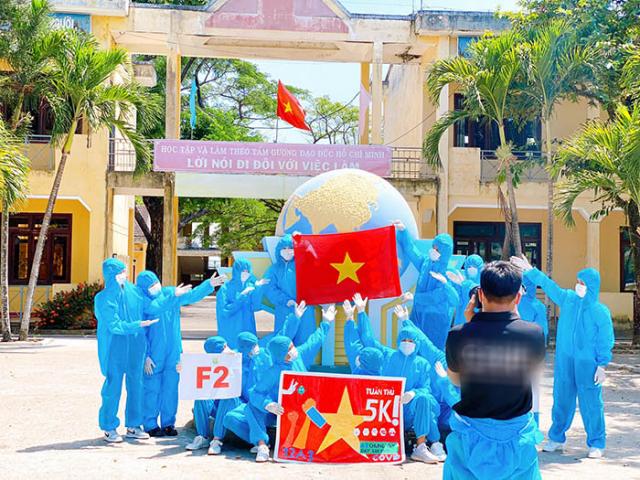 Bộ ảnh kỷ yếu độc lạ giữa mùa dịch, CĐM phấn khích: Thế này chẳng tốn tiền trang điểm!