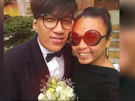 "Cô giáo của các Hoa hậu" cưới chồng kém 11 tuổi: Xe cà tàng, tặng nhẫn 50 nghìn 2 chiếc